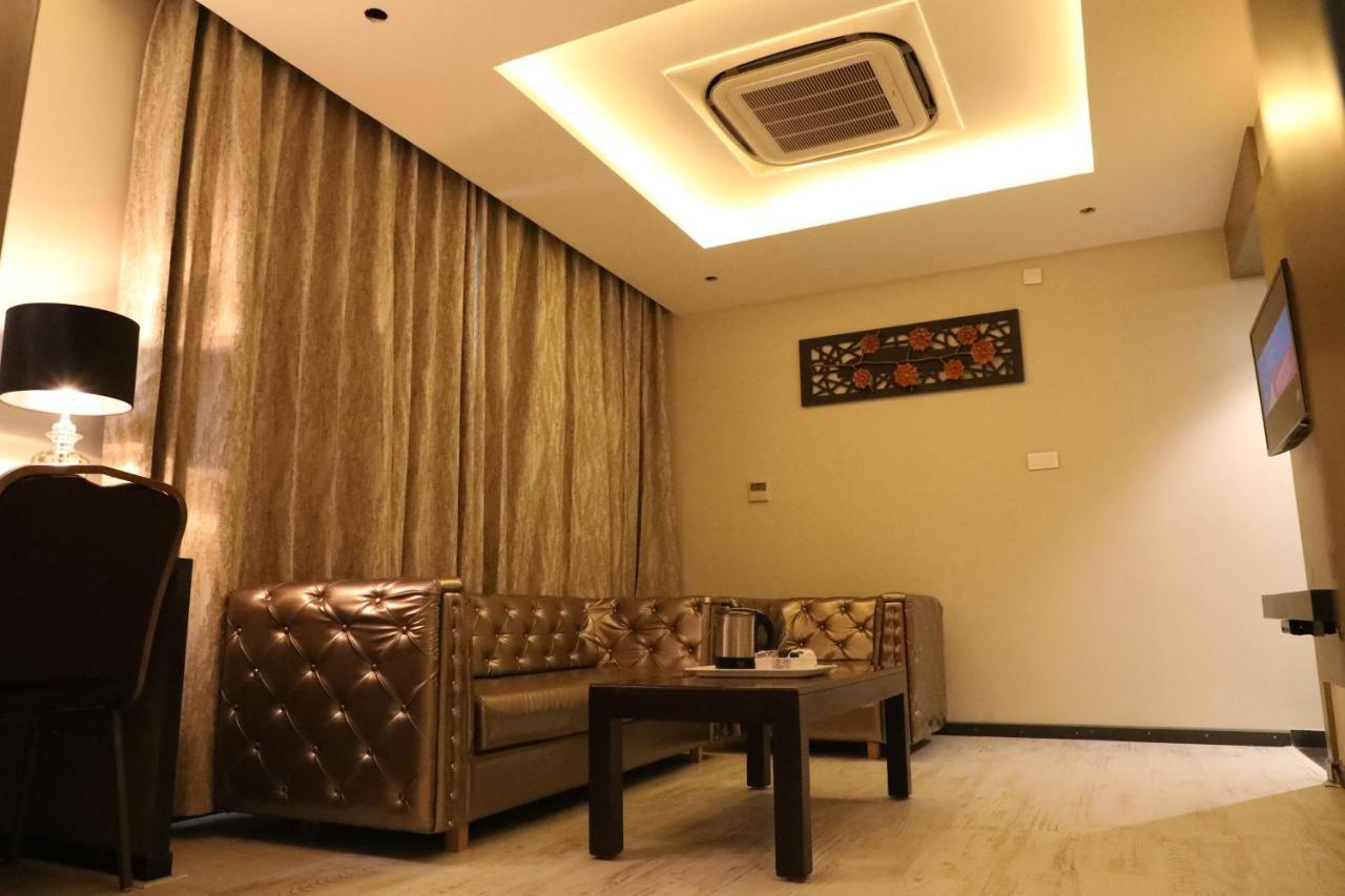 The Imperial Grand Ξενοδοχείο Ujjain Εξωτερικό φωτογραφία